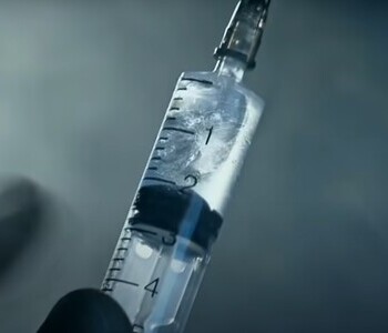 Лечение зависимости от тропикамида в Кораблино Шприц с жидкостью