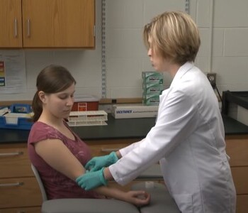 Лечение зависимости от аптечных препаратов в Кораблино Врач делает инъекцию пациентке